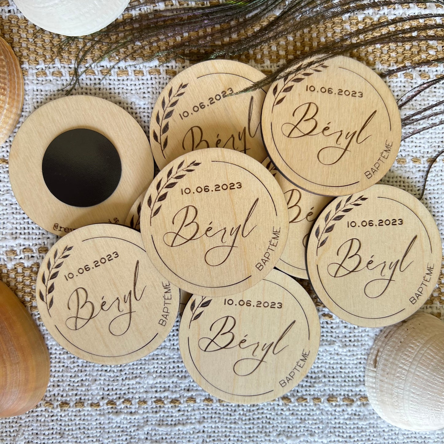 Magnet rond en bois, cadeau invité modèle Lière